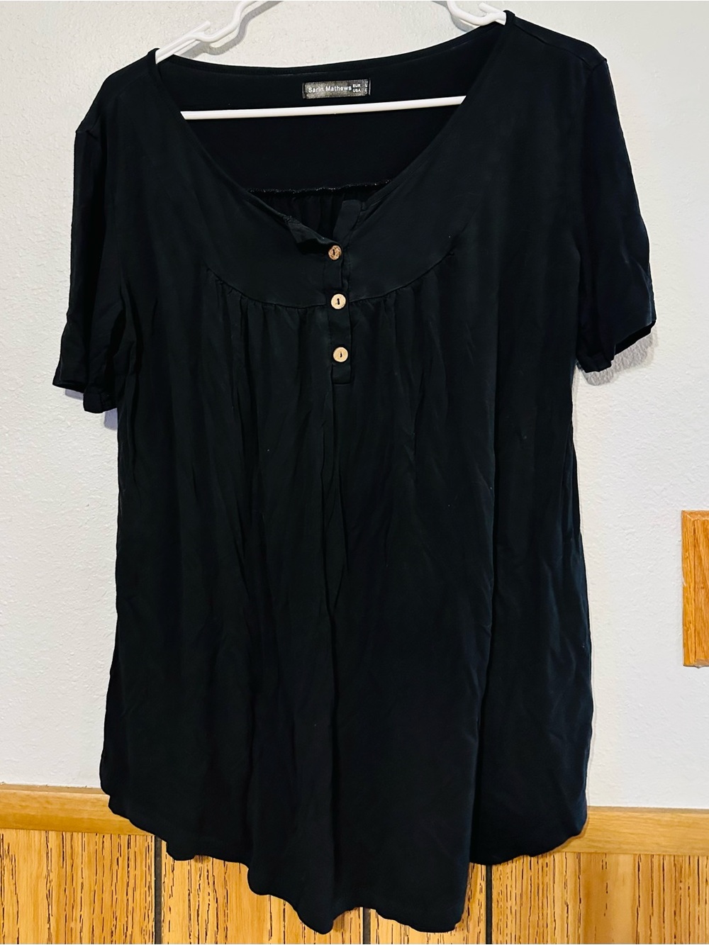 Sarin Mathew’s women size LARGE Short-Sleeve Top blouse